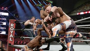 الجماهير السعودية تتوافد على "الجوهرة المشعة" لمشاهدة أبطال WWE