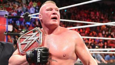 بروك ليسنر يحتفظ ببطولة WWE العالمية بالفوز على رومان رينز