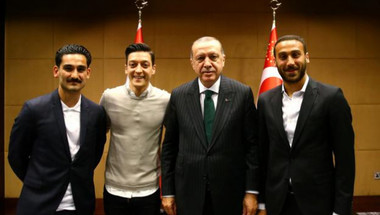 صورة أوزيل وغوندوغان رفقة أردوغان تثير الجدل في ألمانيا
