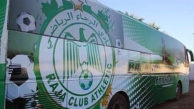 "أولتراس" الرجاء المغربي الغاضبة تهشم حافلة فريقها