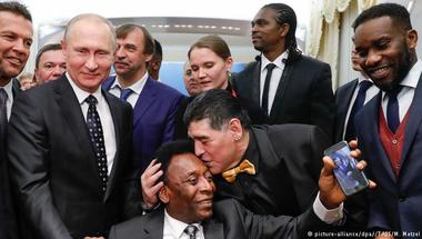 عين العالم على الكرة في موسكو وعين بوتين على العالم