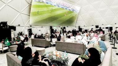 سعوديون وعرب يعيشون أجواء «المونديال» عبر شاشات عملاقة في الرياض