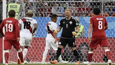 حارس الدنمارك يدخل تاريخ كأس العالم رفقة والده