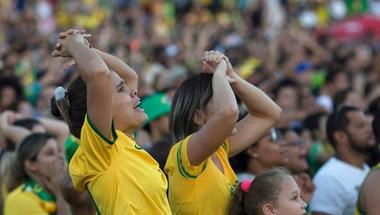 فيديو.. لاعبو البرازيل يحرمون جمهورهم من الفرحة بـ"العلم الضخم"