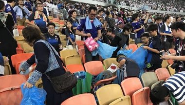 عيش المونديال| جماهير اليابان يتحولون لـ "عمال نظافة" بعد الفوز على كولومبيا