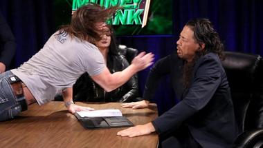ستايلز يصفع ناكامورا خلال توقيع عقد نزالهما على بطولة WWE