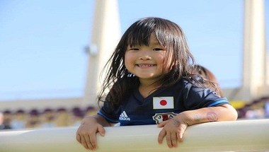 طفل ياباني يدعم منتخب بلاده بقميص الهلال - صحيفة صدى الالكترونية