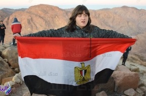 أشرف صبحي يكرم أول طفل مصرى من ذوى الهمم يصعد قمة جبل موسى - الرياضة
