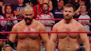 فريق جديد يتوج بقلب حزام بطولة WWE Raw Tag Team Champions - في الحلبة