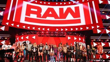 أسباب قيام اتحاد WWE بعمل تغييرات في عرض WWE RAW - في الحلبة