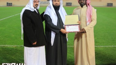 الثقبة يقدم العضوية الشرفية للأستاذ محمد عبدالله البيشي