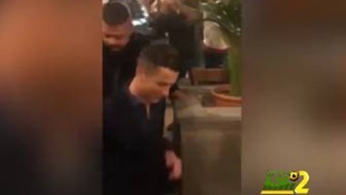 فيديو: هكذا استقبلت الجماهير البطل رونالدو داخل مطعم بتورينو