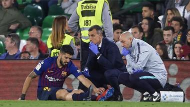 رسميًا.. برشلونة يعلن التشخيص النهائي لإصابة سواريز ويحدد مدة غيابه