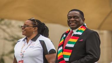 رئيس زيمبابوي يفاجئ بعثة بلاده بالحضور في دورة الألعاب العالمية