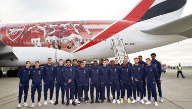 أرسنال يصل دبي على طائرة الإمارات A380 بملصق لصور اللاعبين