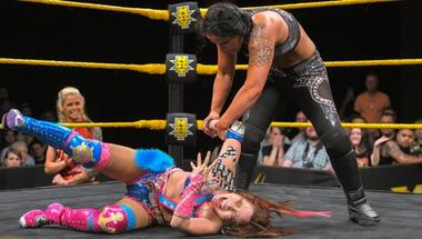 نتائج NXT لهذا الأسبوع : بطلة السيدات تدمر أي أمل لخصمتها كايري سين