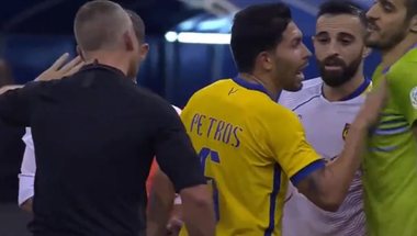 بيتروس يفتعل مشاجرة مع لاعبي الحزم | سعودى سبورت