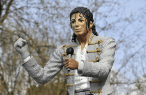 أين اختفى تمثال مايكل جاكسون خارج ملعب فولهام “كرافن كوتيج”؟ - الرياضة