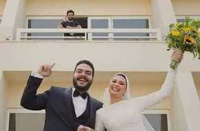 فيديو- محمد صلاح يفاجئ عروسين في حفل زفافهما بالاسكندرية - الرياضة